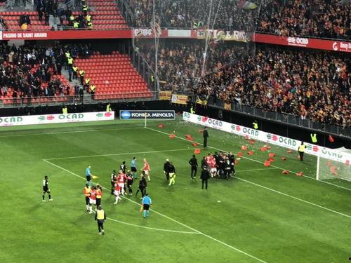 足坛最新爆料新闻直播在线观看,直播在线观看，揭秘赛场幕后风云